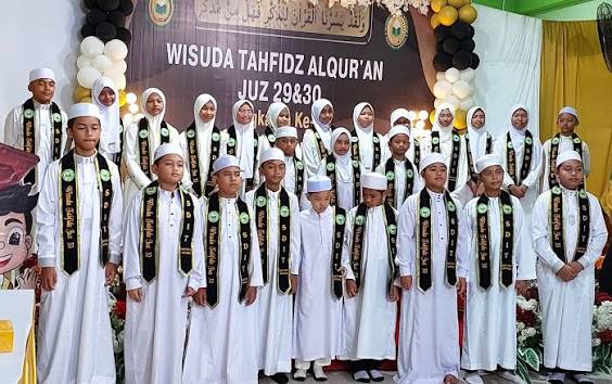 Wisuda Tahfidz Al-Qur'an: 15 Santri Khatam 15 Juz dalam 3 Tahun